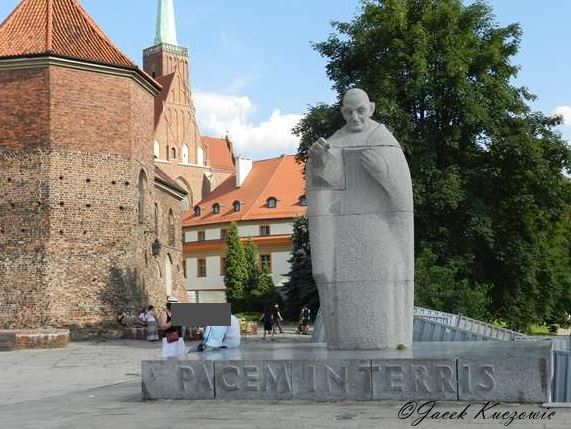 Pomniki województwa dolnośląskiego - pomniki Jana Pawła II i innych duchownych. Pomnik papieża Jana XXIII. Wrocław